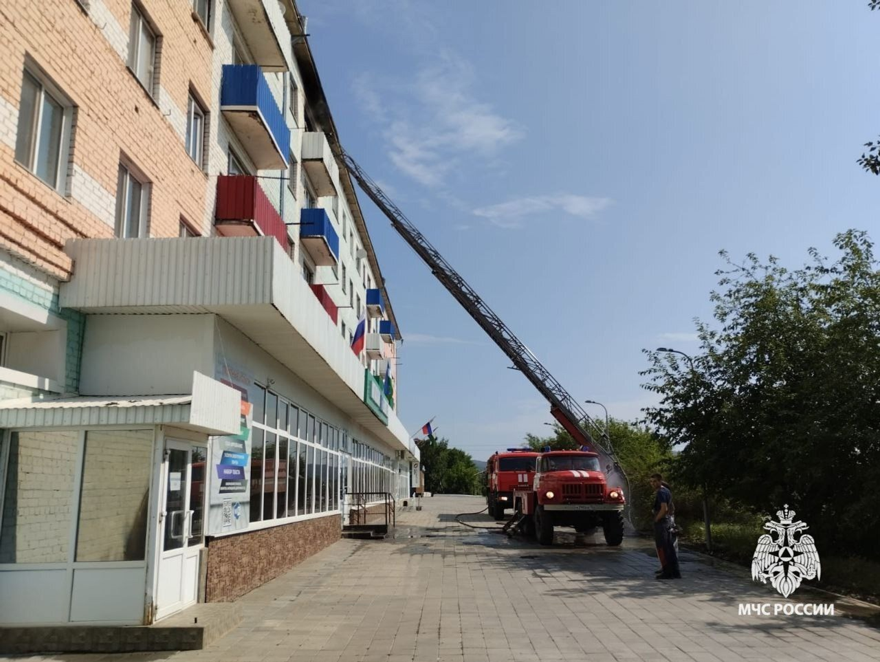 В Баймаке при пожаре огнеборцы спасли тринадцать человек