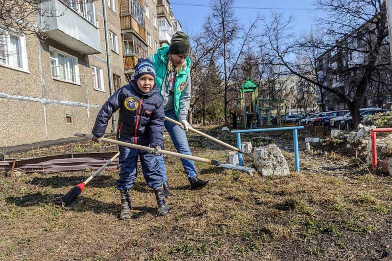 Альберт ЗАГИРОВ  Уберем прошлогоднюю траву и мусор — возле дома чисто будет.
