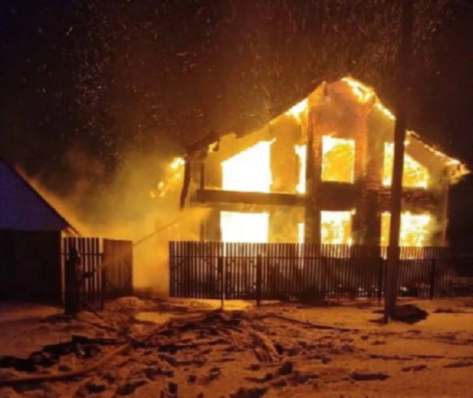 В Башкирии сгорел двухэтажный дом