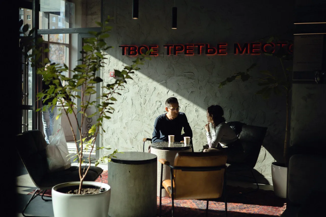 из архива Амана ГИЛАЕВА «Мама варит кофе» подходит и для спокойного отдыха, и для деловых встреч.