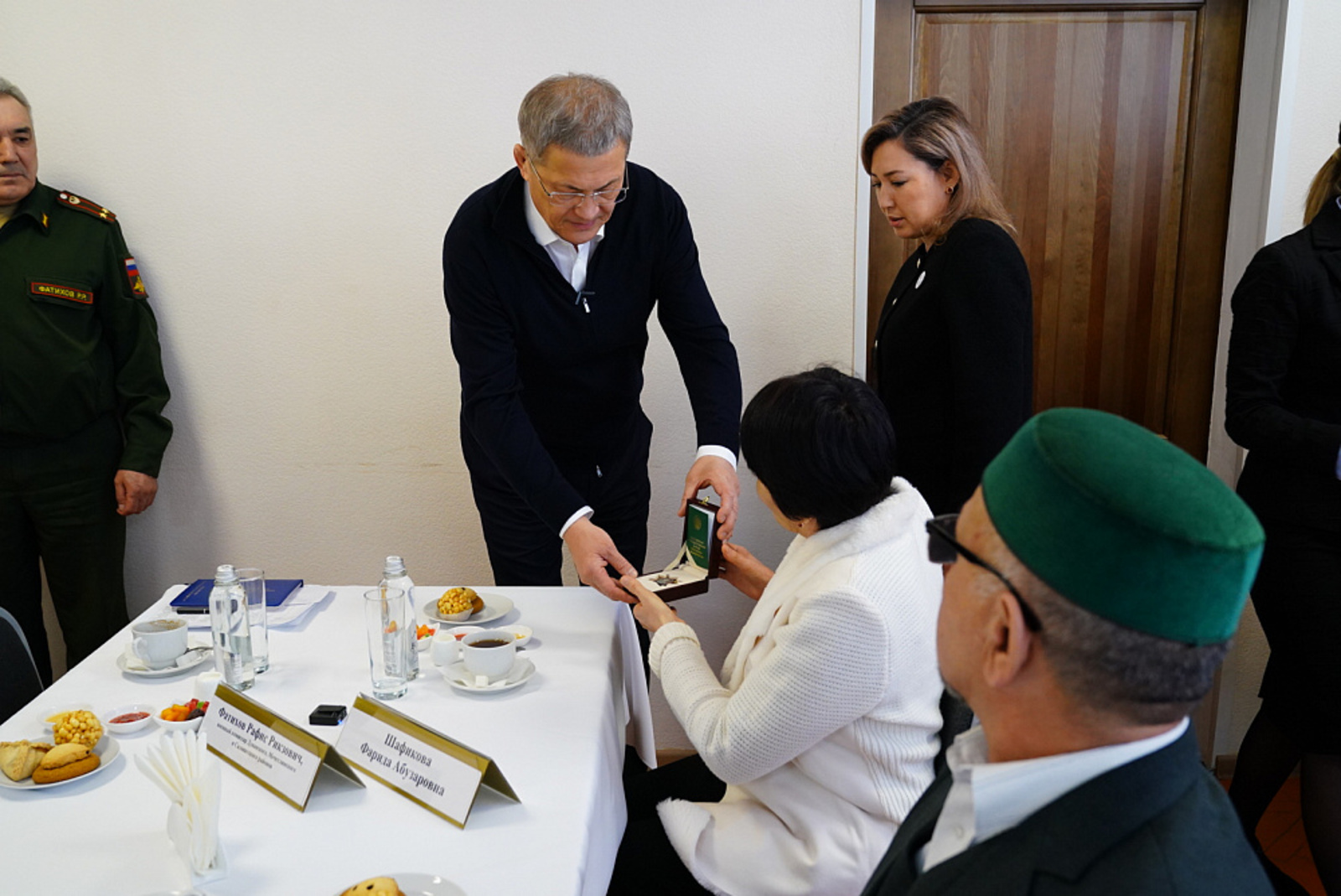 Радий Хабиров передал ордена Шаймуратова семьям погибших участников СВО