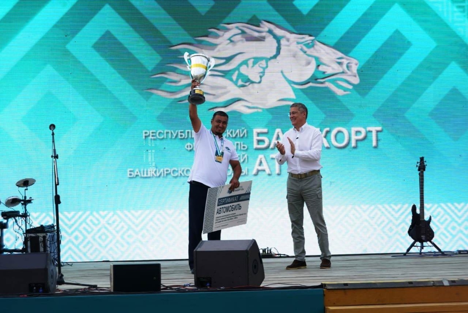 Радий Хабиров наградил победителя главных состязаний фестиваля «Башкорт аты»