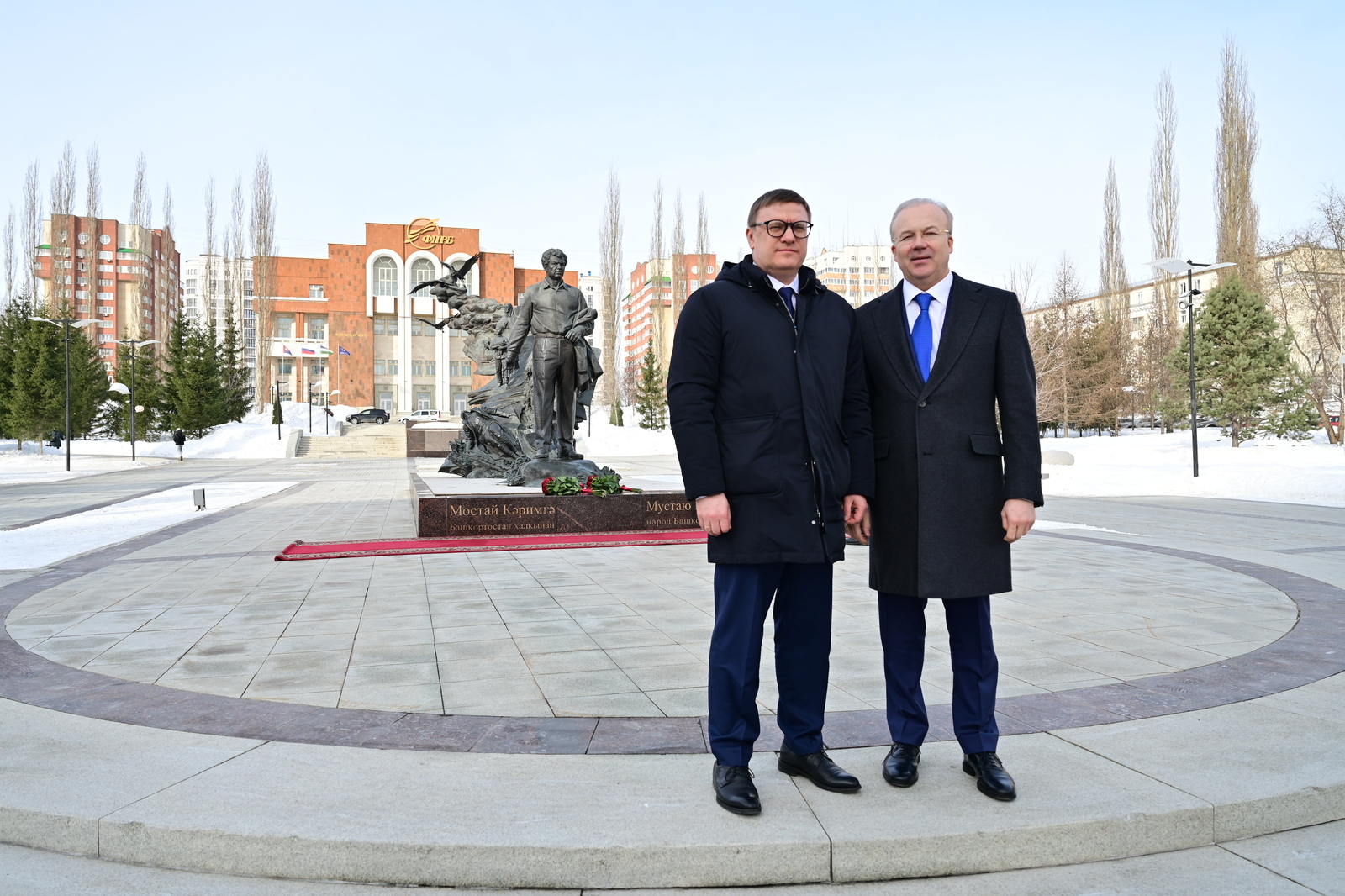 Андрей Назаров и Алексей Текслер возложили цветы к памятнику Мустаю Кариму в Уфе