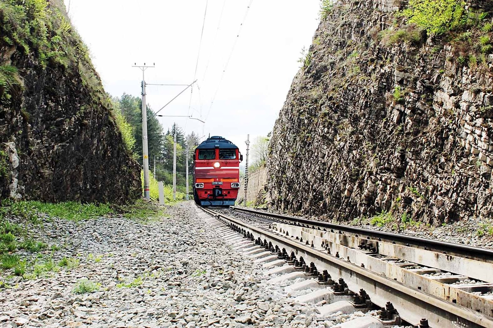 коллаж Эльвиры БАЛТАЧЕВОЙ Железнодорожная нитка Сибай — Новорудное приведет грузы в конечном итоге в Китай.