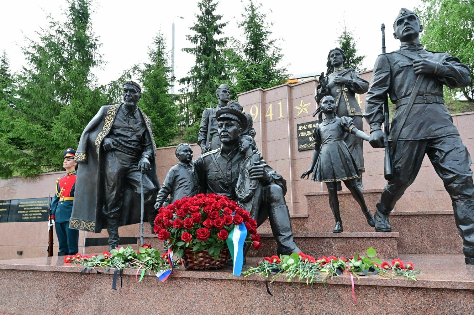 Андрей Назаров возложил цветы к мемориалу в Уфе в День памяти и скорби