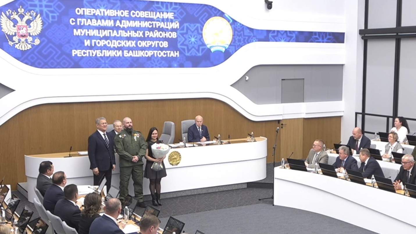 Радий Хабиров наградил казака-разведчика медалью генерала Шаймуратова