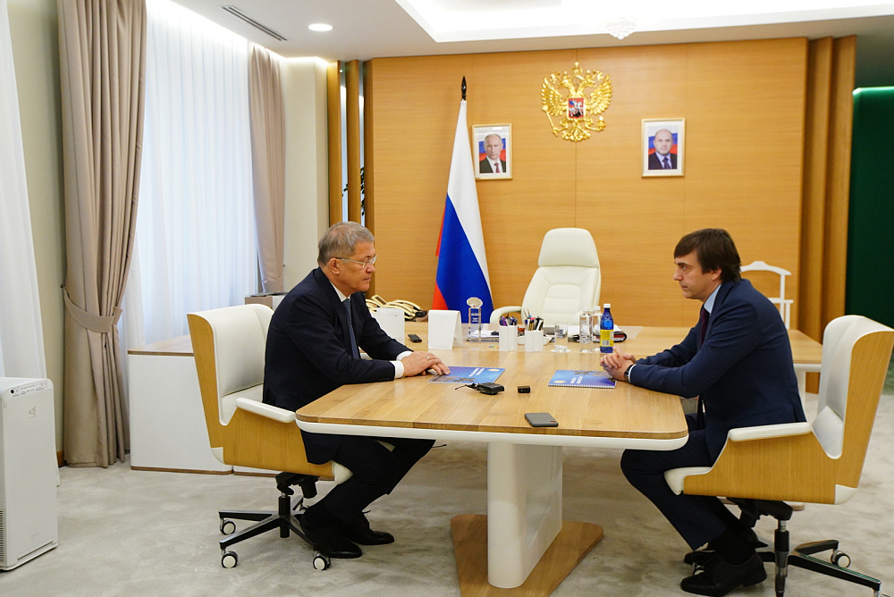 Российский министр вручил Радию Хабирову нагрудный знак «Почётный наставник»