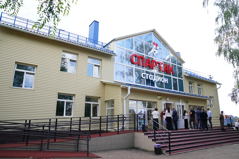 Радий Хабиров посетил обновлённый стадион «Спартак» в Мелеузе