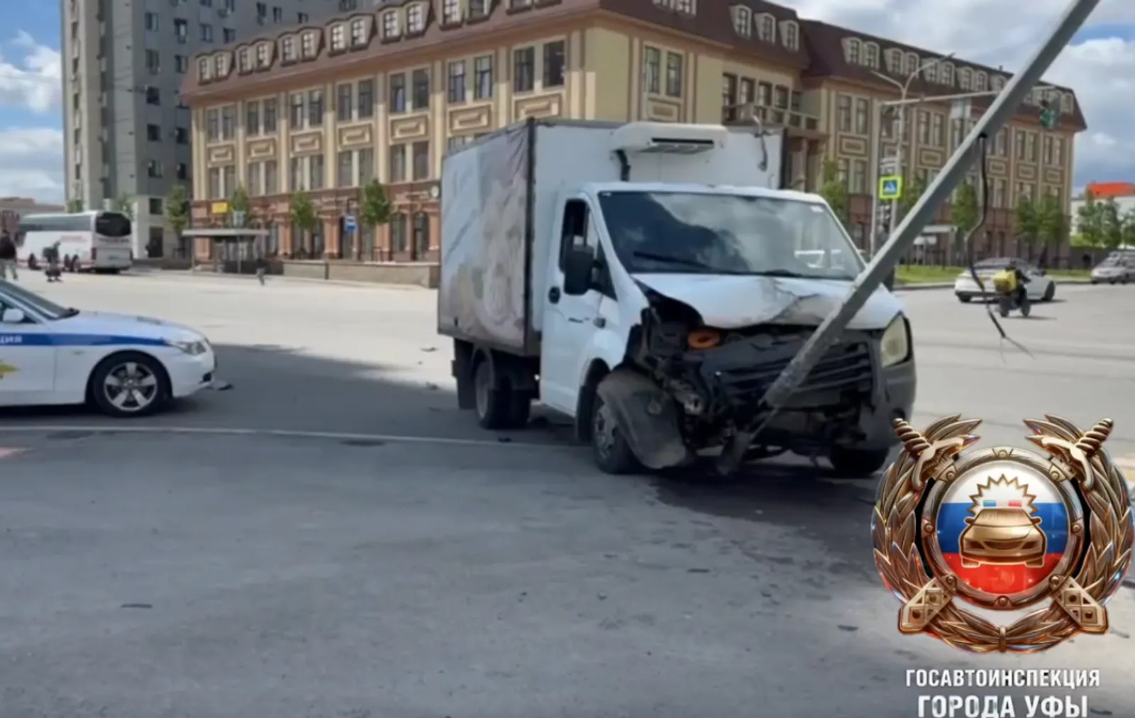 В Уфе женщина за рулём «Фиесты» столкнулась с «ГАЗом» и «Тойотой Прадо»