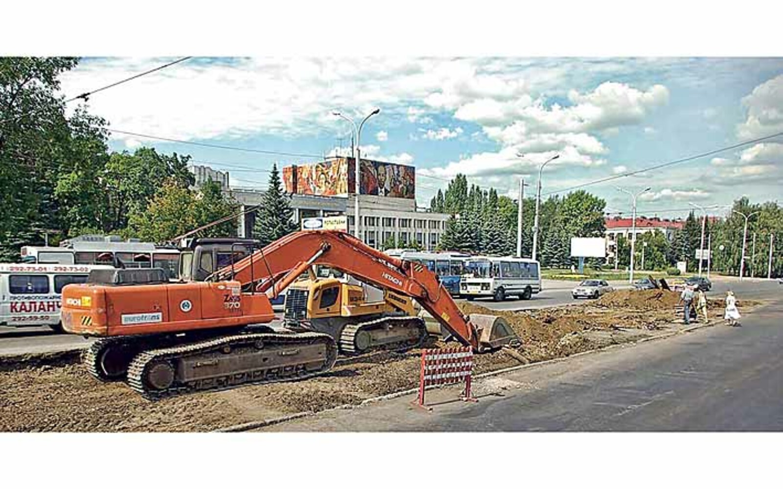 Демонтируя трамвайную линию на проспекте Октября, власти ссылались на необходимость расширения проезжей части. 17 августа 2008 года.