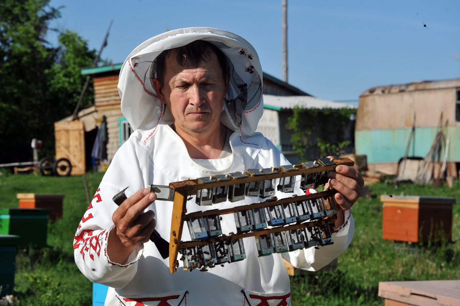 Ринат РАЗАПОВ  Вениамин Зайниев из Мишкинского района решил стать промышленным пчеловодом.