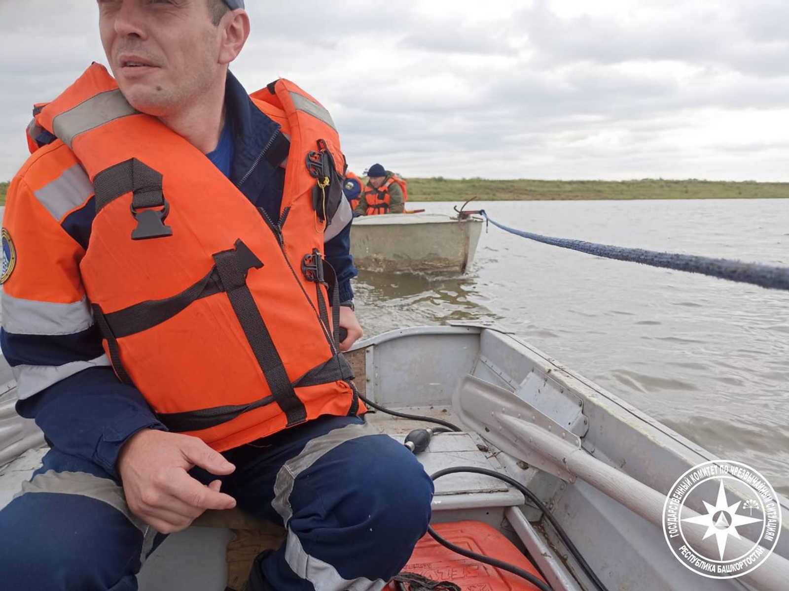 В Башкирии помогли рыбакам на поломанной лодке