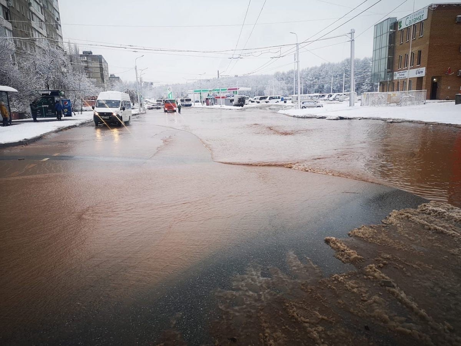 Улицу в Уфе залило водой после коммунальной аварии