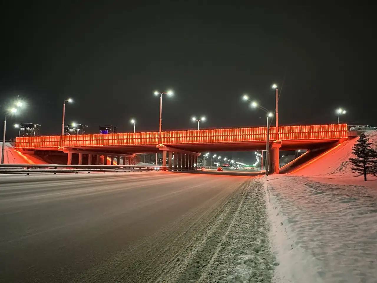 Мост на проспекте Салавата Юлаева в Уфе подсветили оранжевым