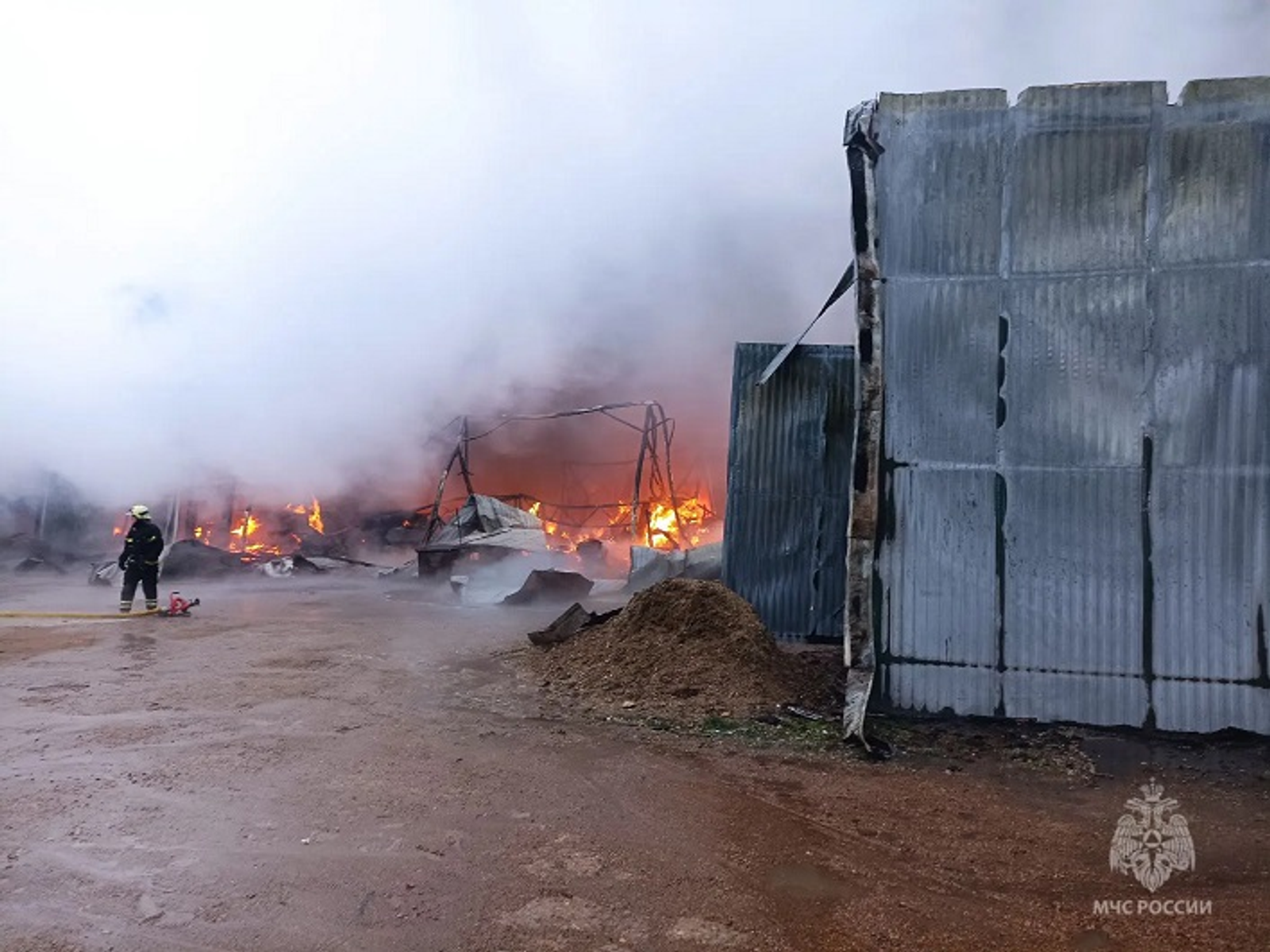 В Уфе тушат крупный пожар