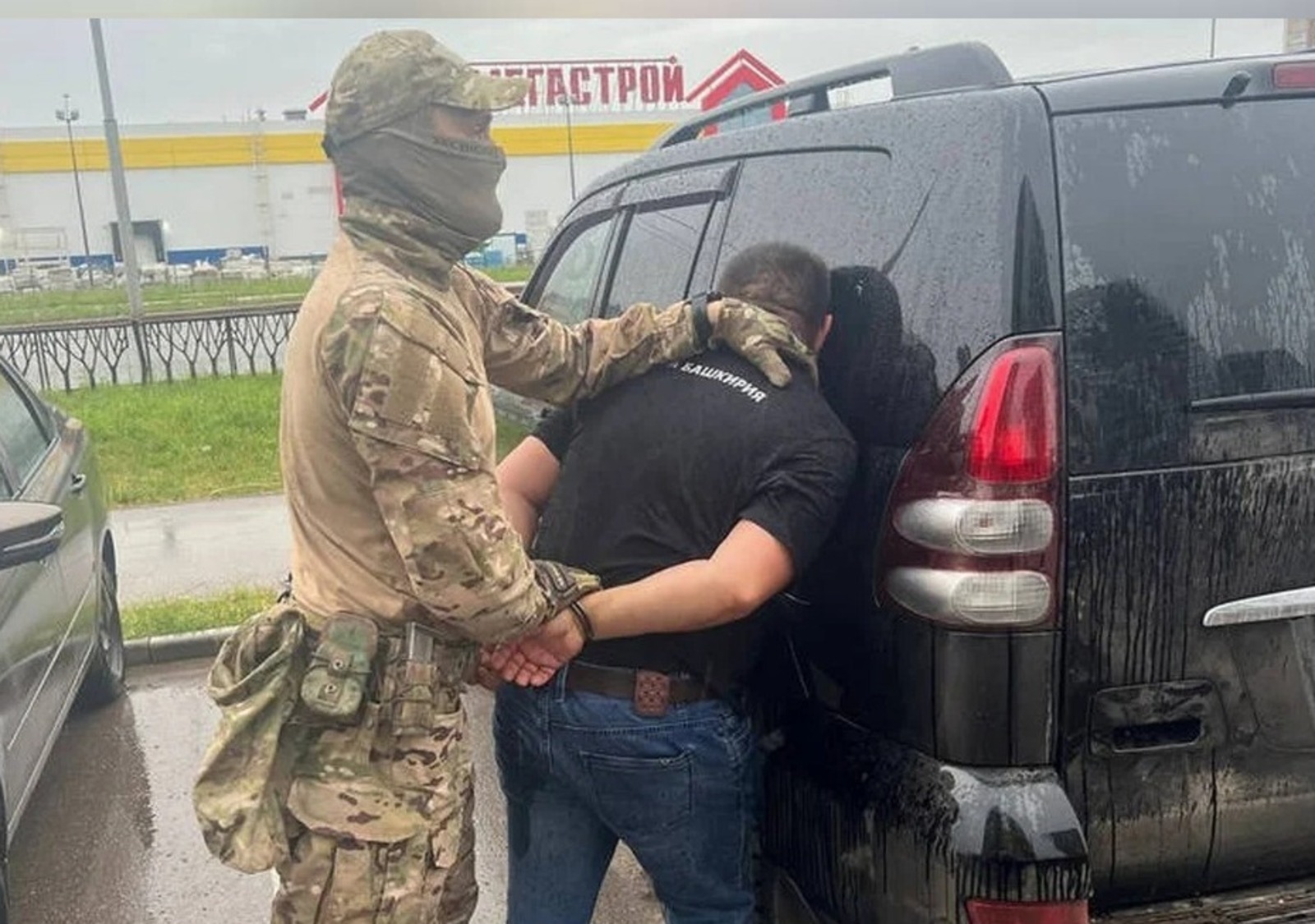 Силовики жёстко задержали в Уфе чиновника от туризма Артура Идельбаева