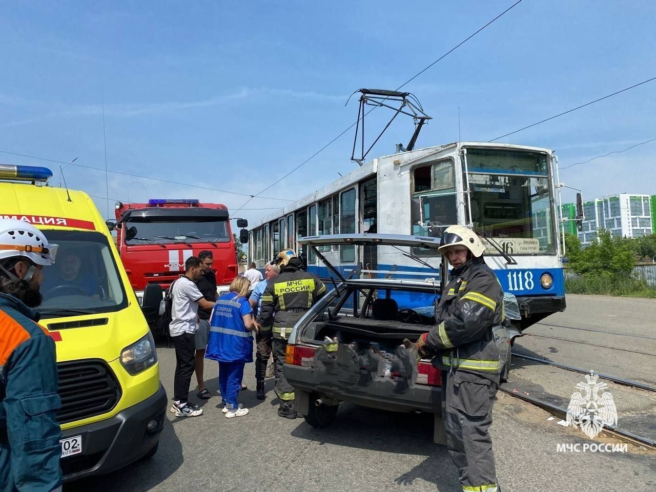 В Уфе «девятка» залетела под трамвай