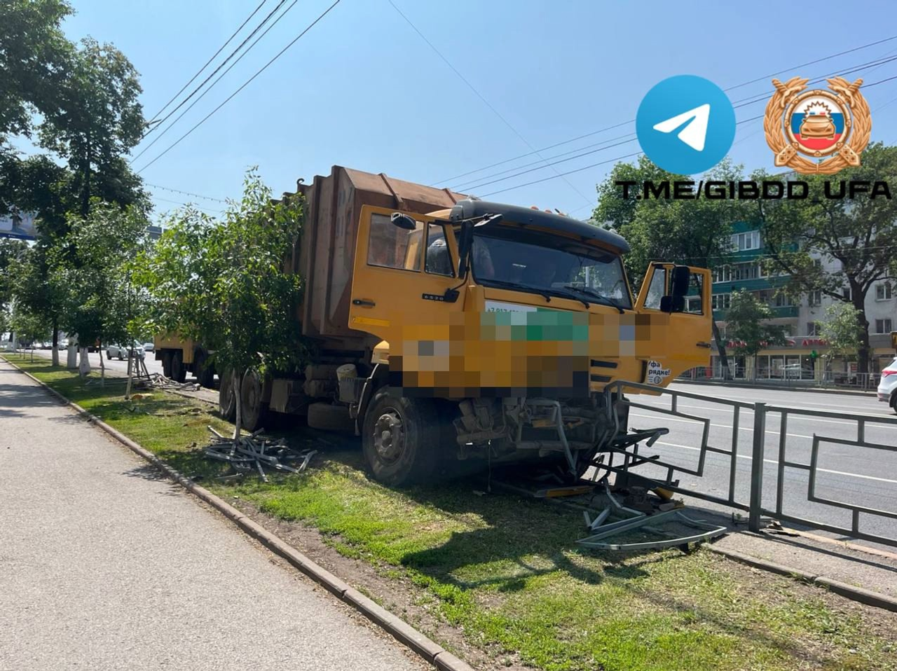 В Уфе мусоровоз снёс ограждение