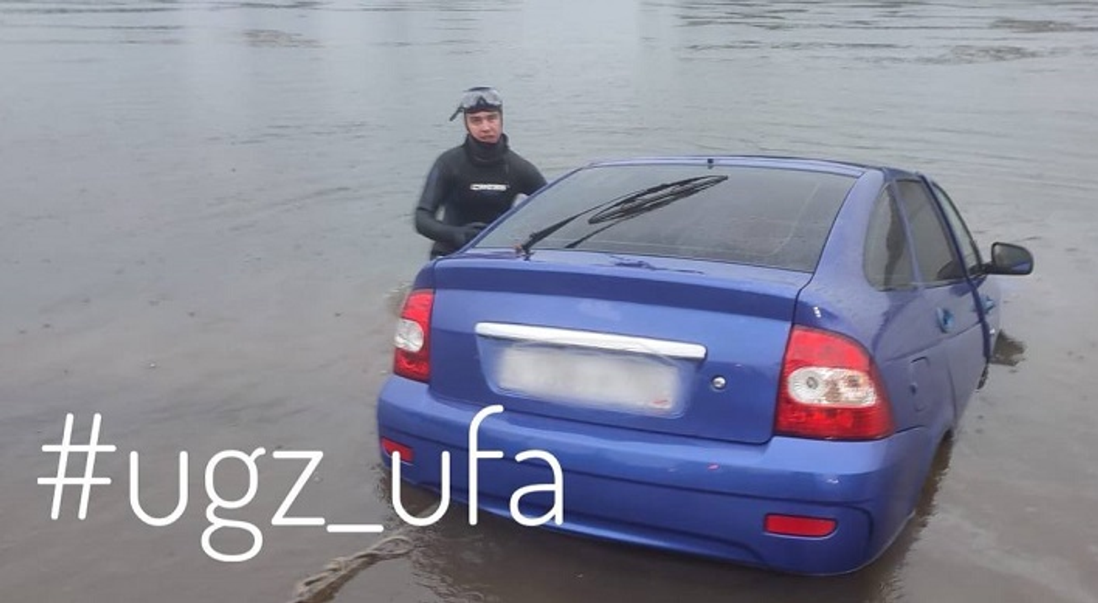 В Уфе из реки вытащили автомобиль