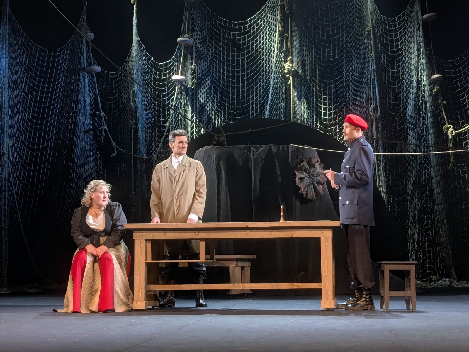 автора Энергичная кухарка «строит» представителей властей.