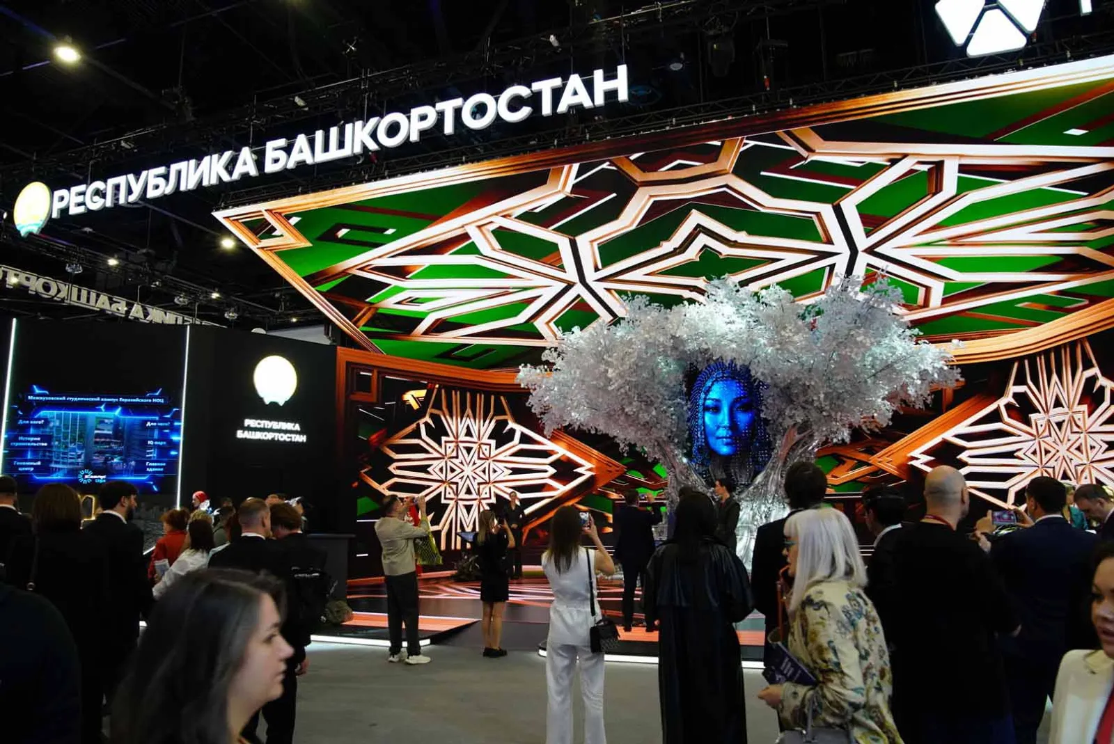 пресс-службы правительства РБ Уникальный стенд республики стал центром притяжения для участников форума.