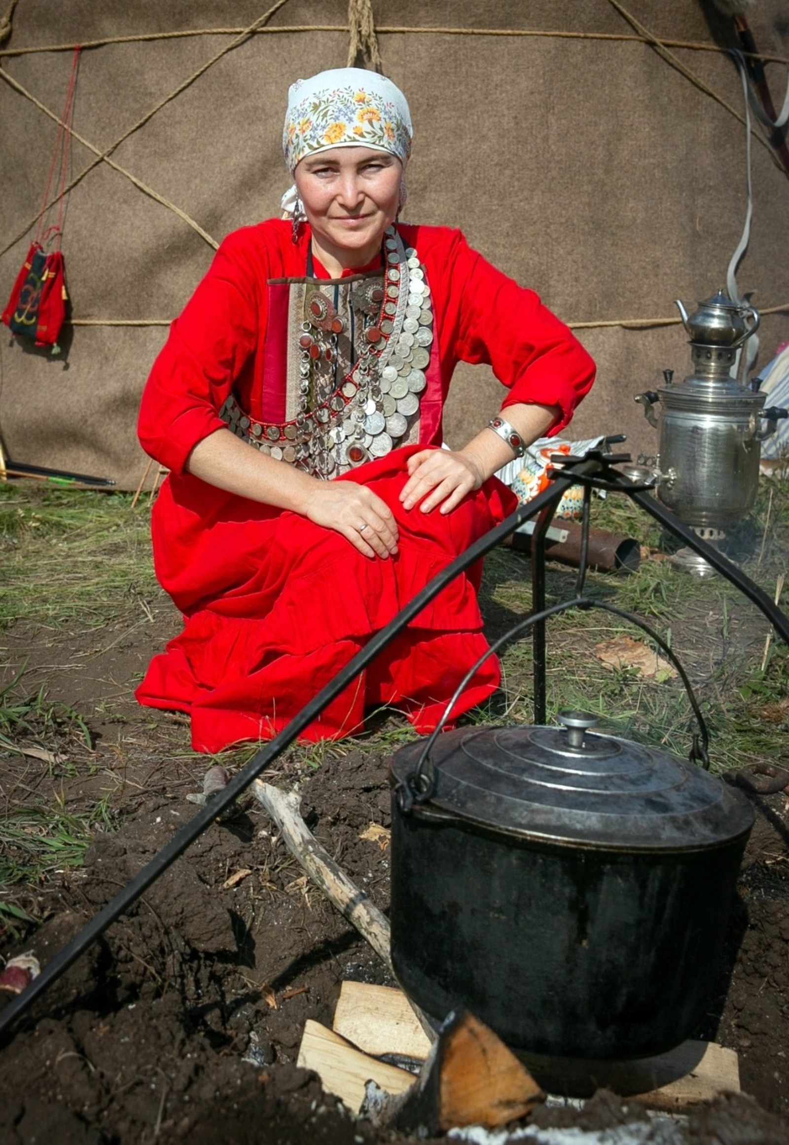 Людмила КАМНЕВА  Блюдо с курицей можно приготовить на костре. Оно получится особенно ароматным и вкусным.