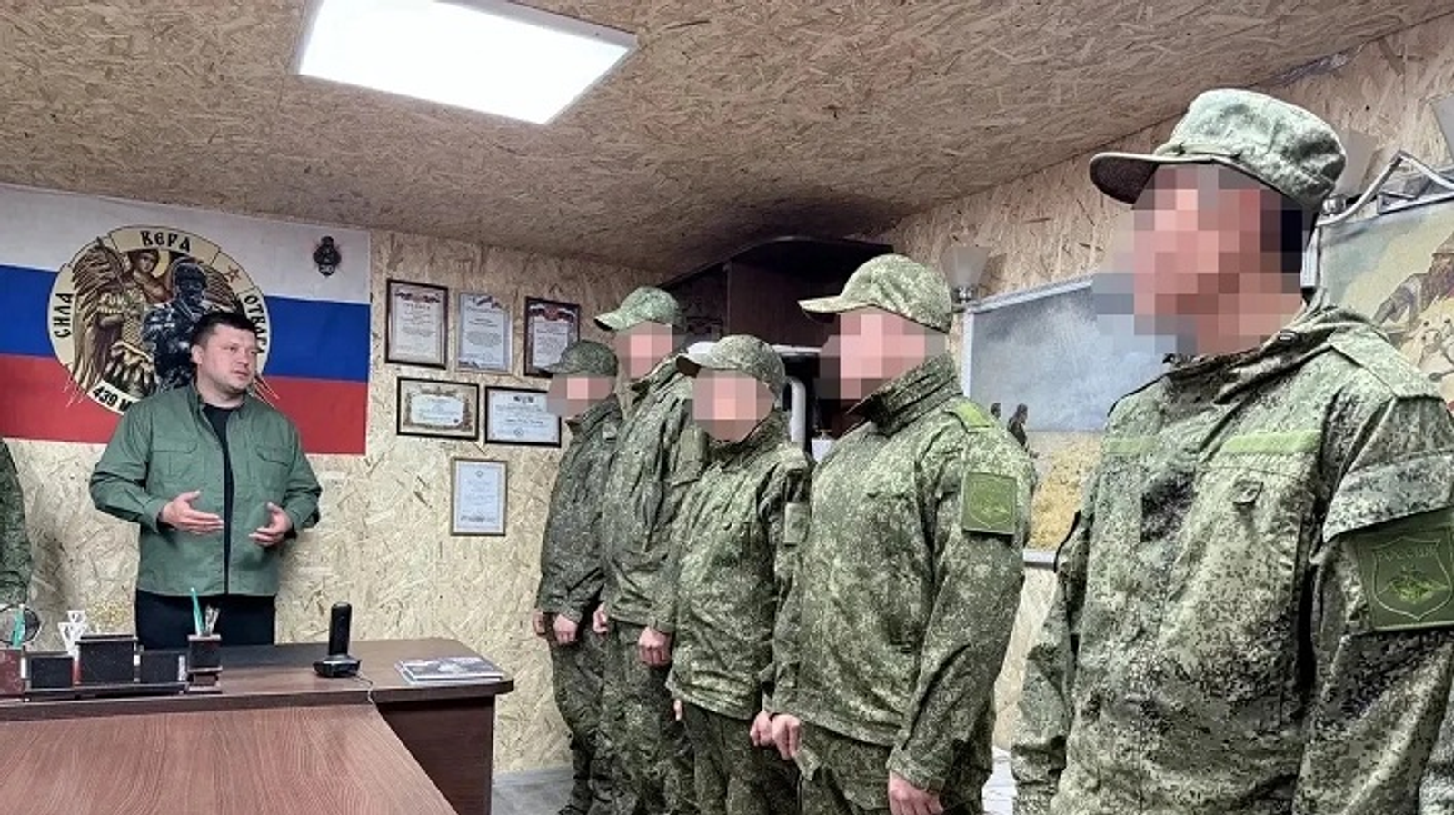 Мэр Уфы вручил награды бойцам в зоне СВО