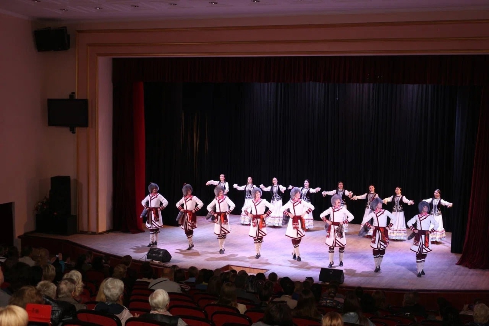Гаскаровский ансамбль из Башкирии открыл концертный сезон в Луганске