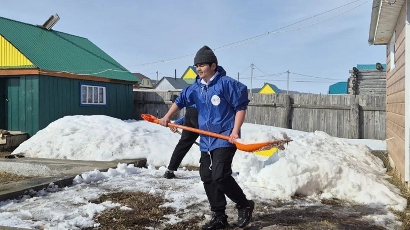 В Башкирии волонтёры убрали снег во дворе жены и матери бойцов СВО