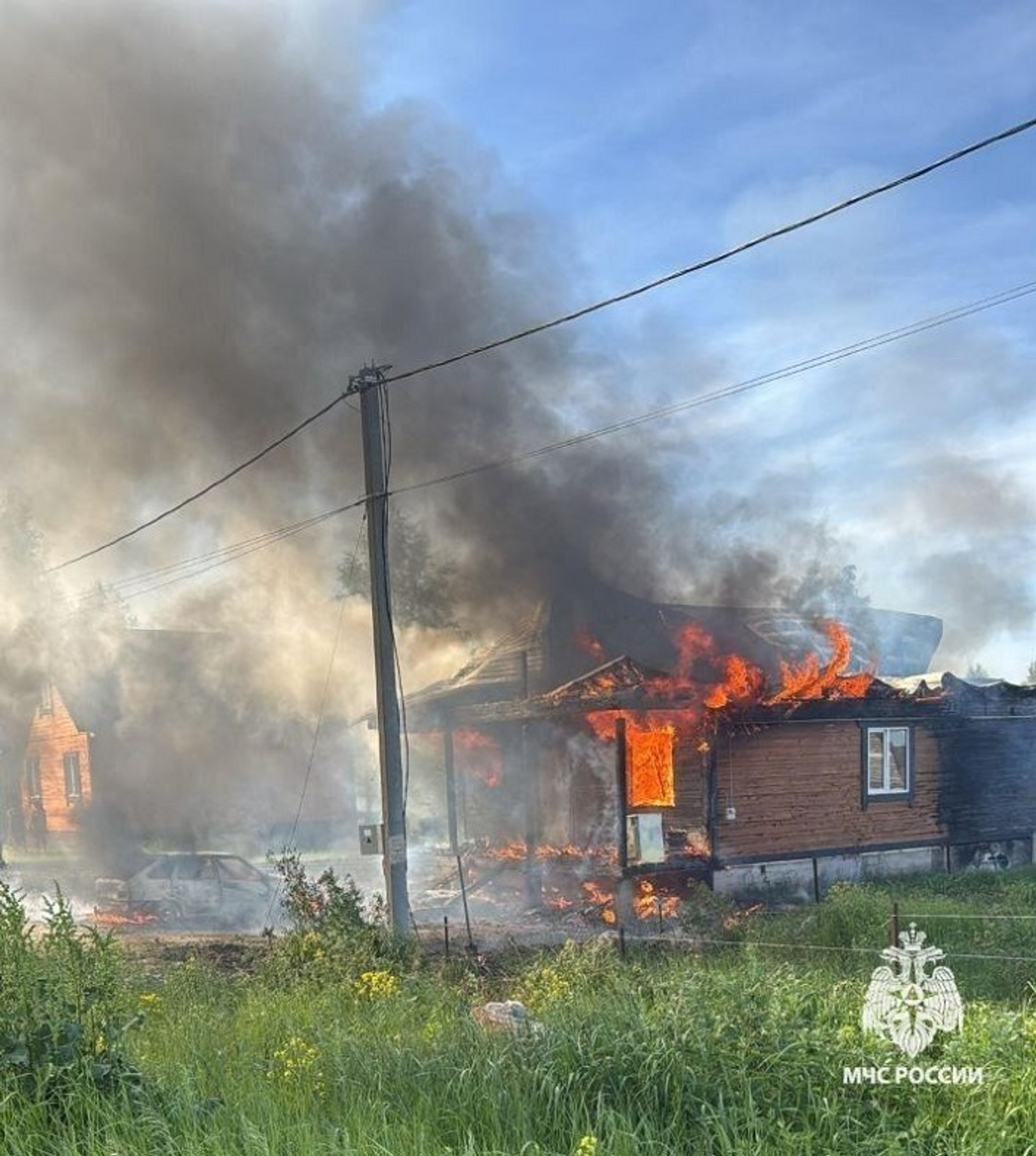 В Башкирии пожар оставил без крова многодетную семью и уничтожил автомобиль