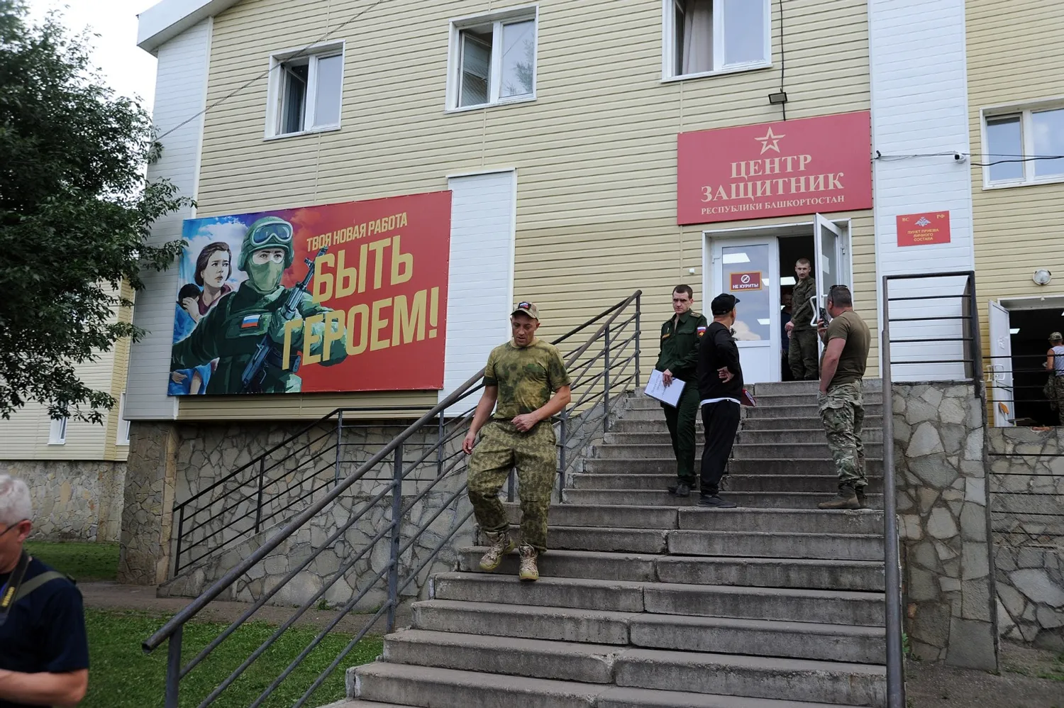 Ринат РАЗАПОВ  В центре «Защитник» можно пройти медкомиссию и подписать все документы в режиме одного окна в течение суток.