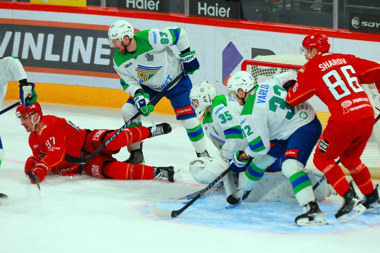 пресс-служба ХК «Салават Юлаев» В матче с «Автомобилистом» (в красной форме) на оборону «СЮ» выпала серьезная нагрузка.