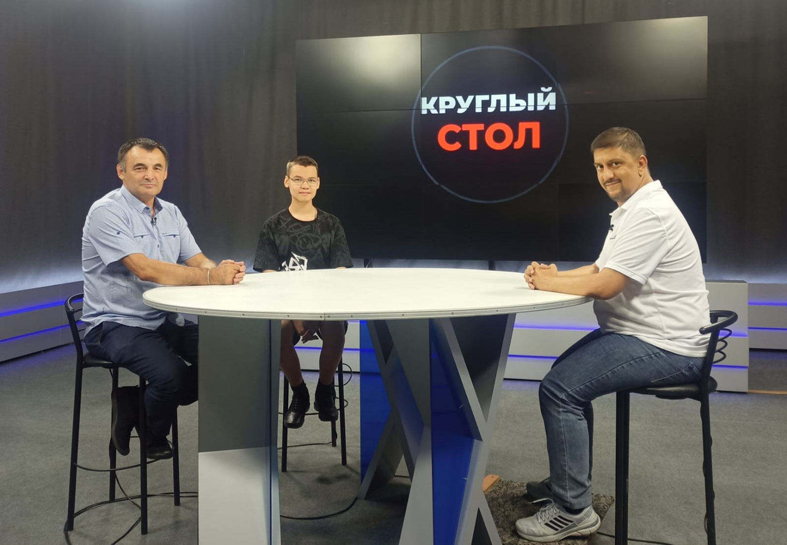 семейный архив Тимерьяна РАЖАПОВА Тимерьян Ражапов (слева) и его сын Динислам (в центре) в студии телеканала «Луганск-24».