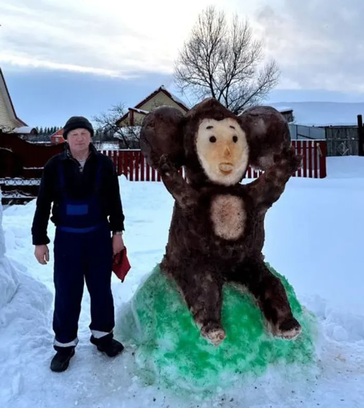 из архива семьи Александра ИЛЬИНА Детвору радует Чебурашка.