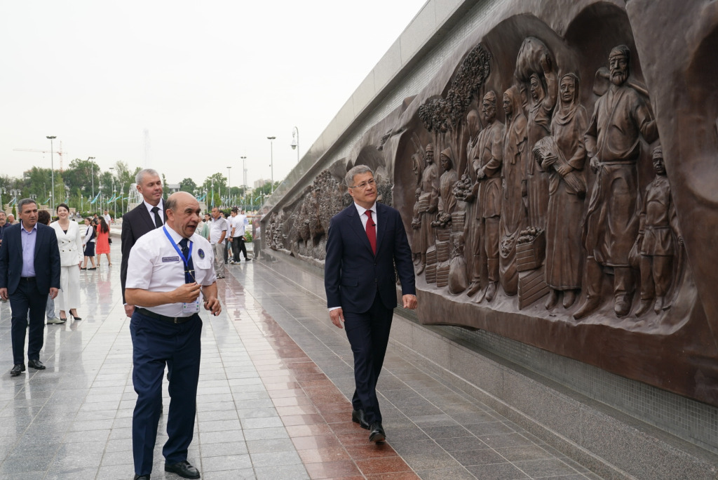 Делегация Башкирии побывала в мемориальном комплексе «Ода стойкости» в Узбекистане