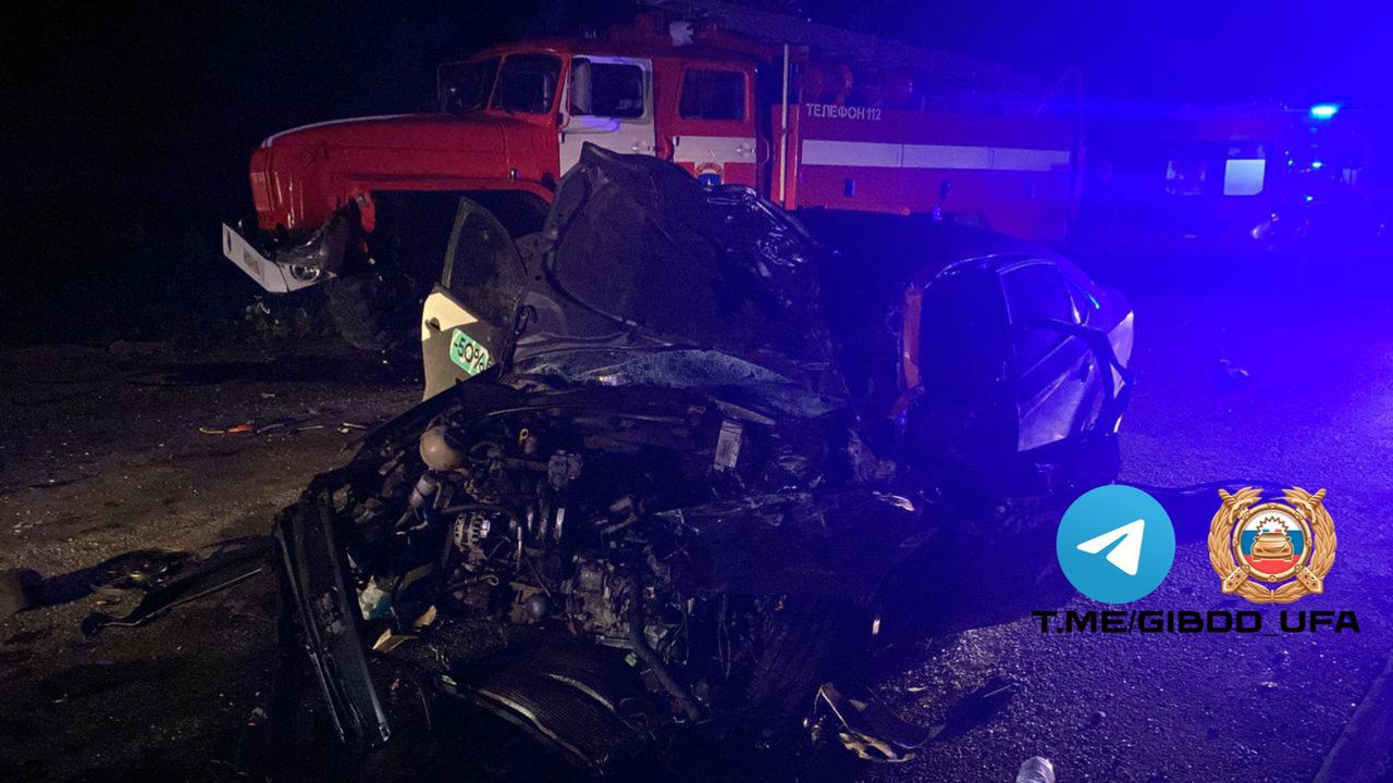 В Уфе девушка за рулём легковушки врезалась в пожарную машину