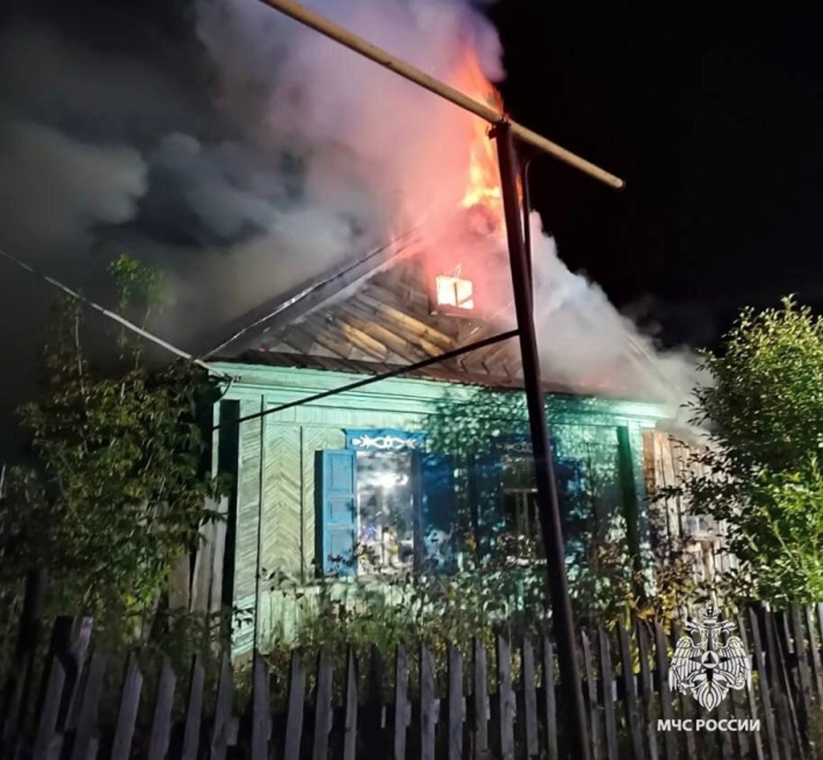 В Башкирии из огня вынесли мужчину без сознания, но было поздно