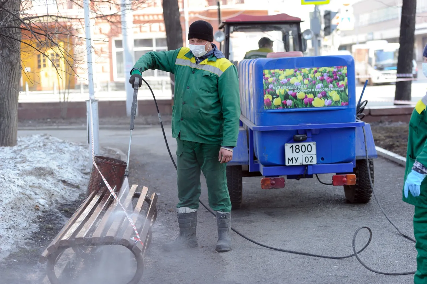 Санитарная обработка весной проводится в парках и скверах.