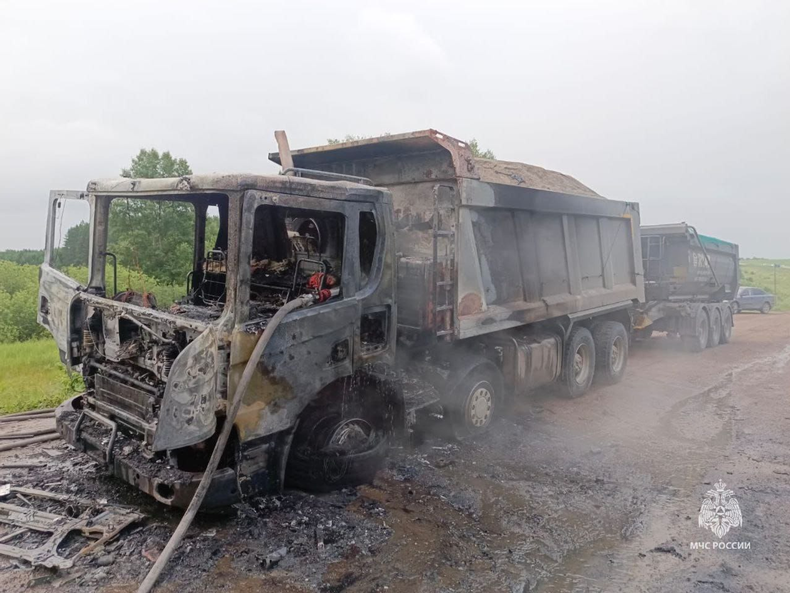 В Башкирии на трассе загорелся грузовик Scania с прицепом