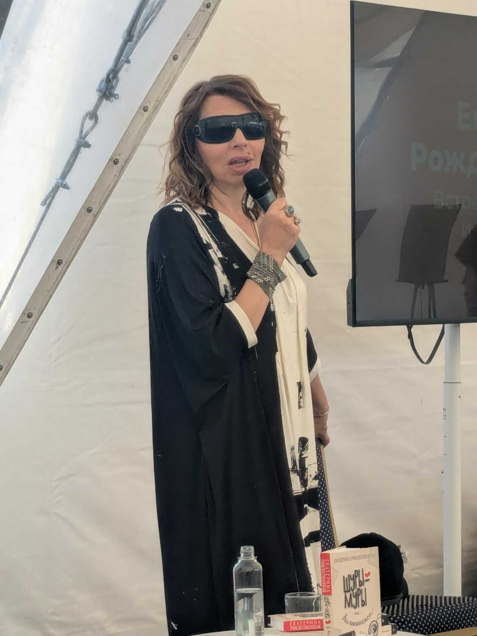 В Уфе Екатерина Рождественская предложила каждому написать свою книгу