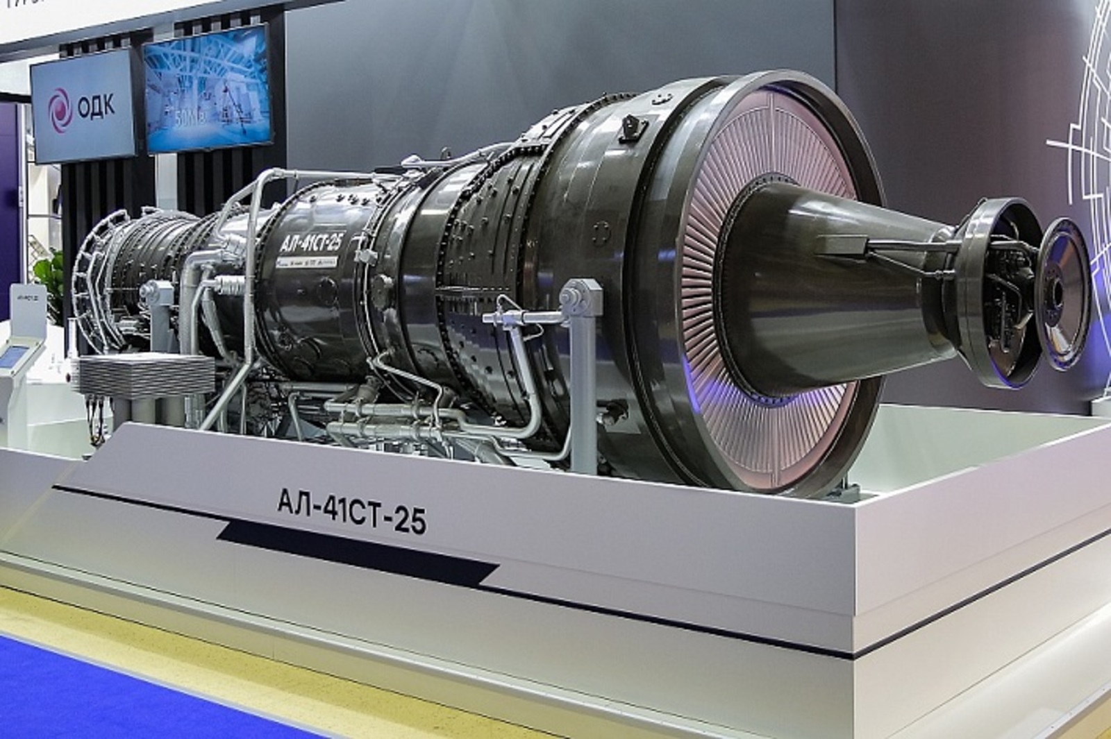 Радий Хабиров предложил выдвинуть создателей индустриального двигателя АЛ-41СТ на премию в области науки и техники