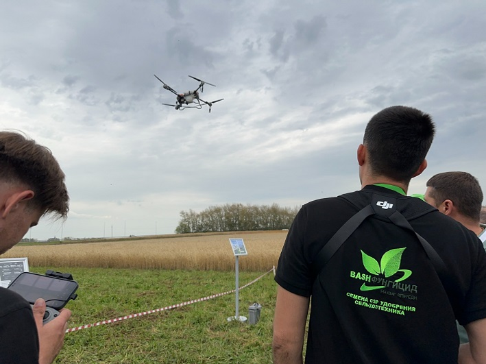 В Башкирии над полем рапса взмыли беспилотники