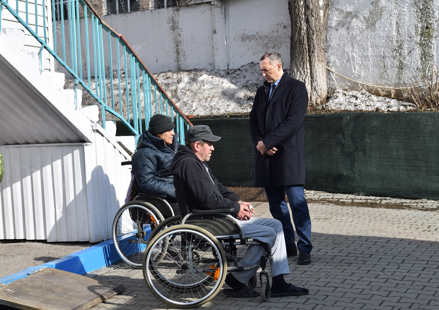 Альберт ЗАГИРОВ  Заместитель министра семьи, труда и соцзащиты населения РБ Азат Арсланов в курсе проблем всех постояльцев центра «Переправа».