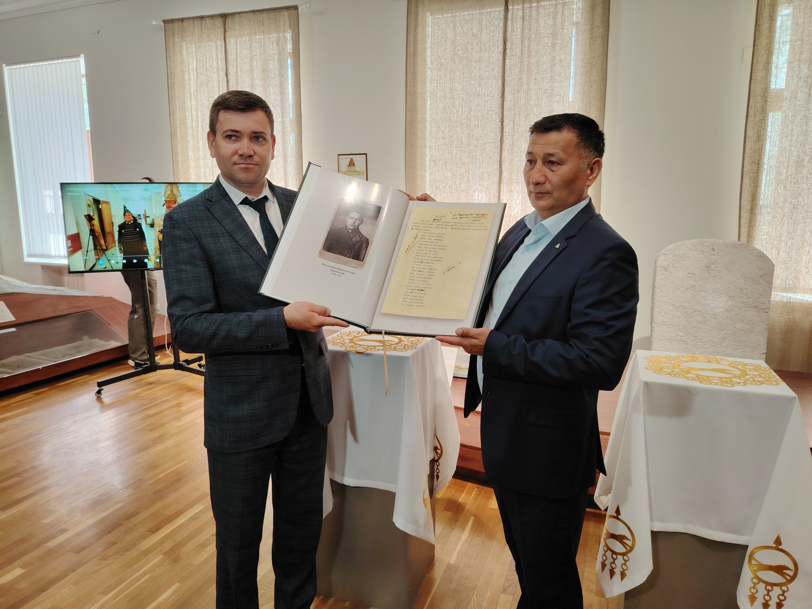 Копию эпоса «Урал-батыр» передали в фонд Евразийского музея кочевых цивилизаций