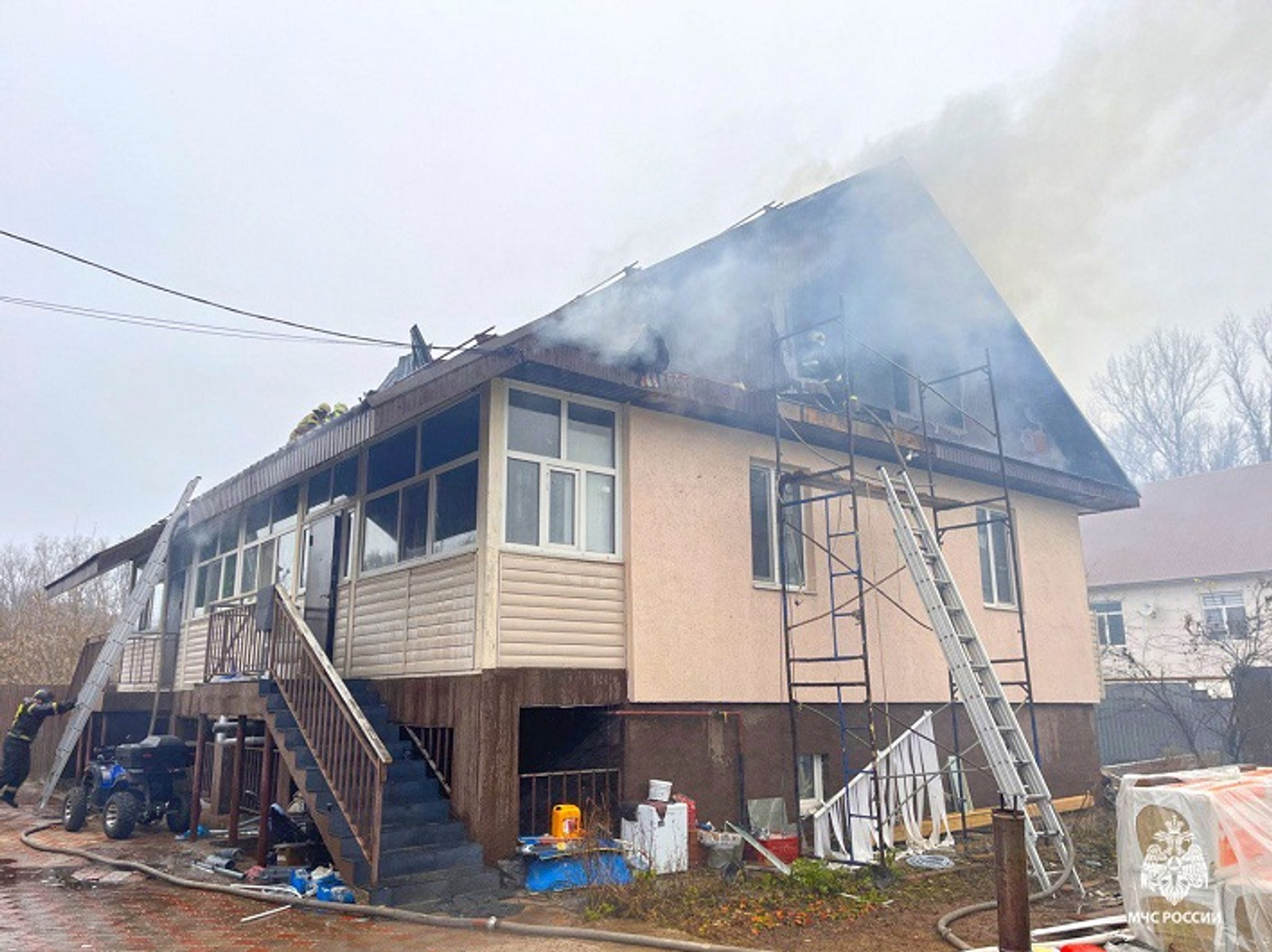 В Уфе сгорела крыша дома на Кооперативной поляне