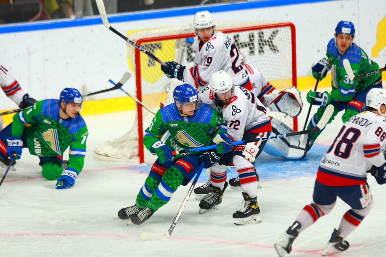 пресс-службы ХК «Салават Юлаев» Юлаевские форварды у чужих ворот подвергаются тщательному «досмотру».