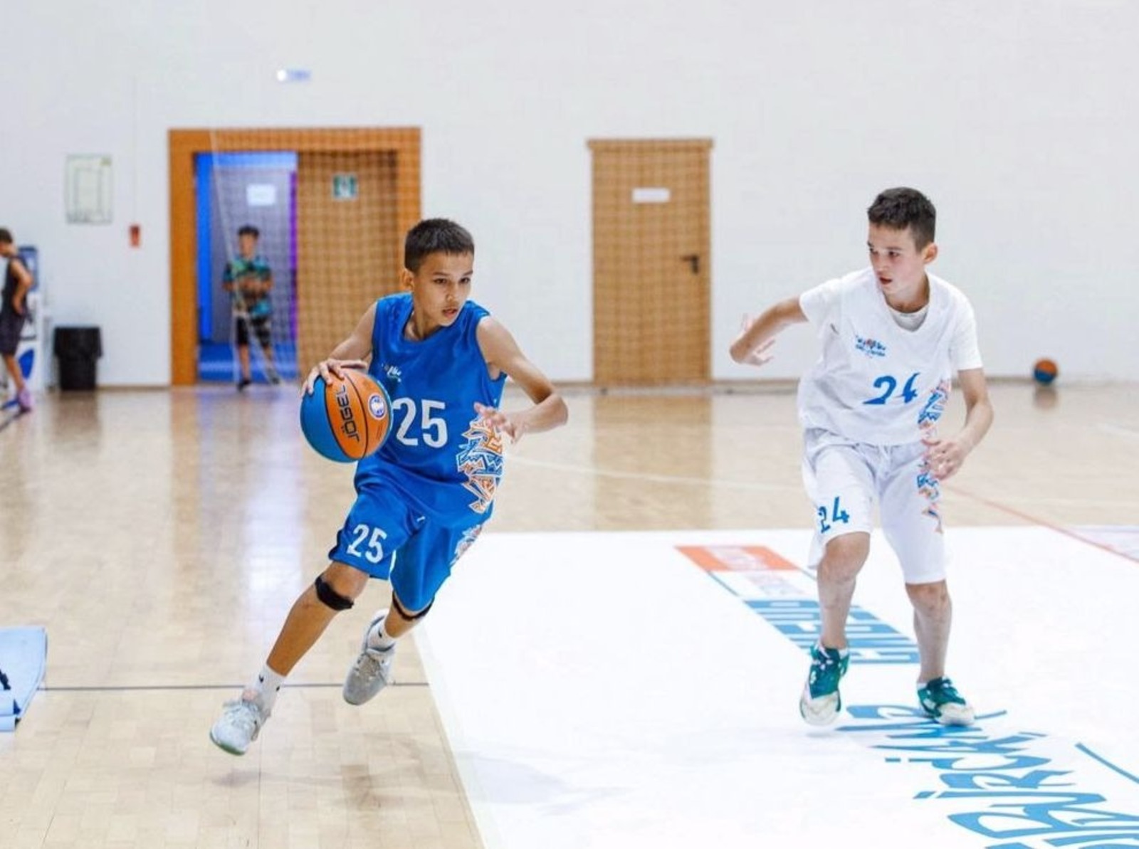 из архива Данила ВАЛЕЕВА Данил Валеев (в синей форме) на тренировке в лагере SIBURCAMP.