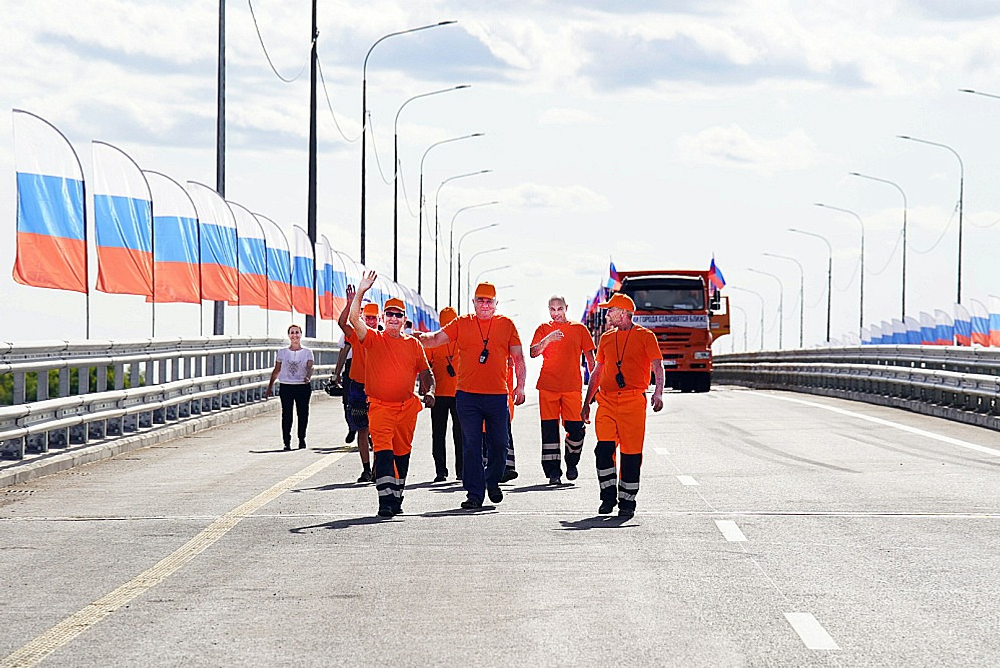 Олег ЯРОВИКОВ Главные герои — строители.