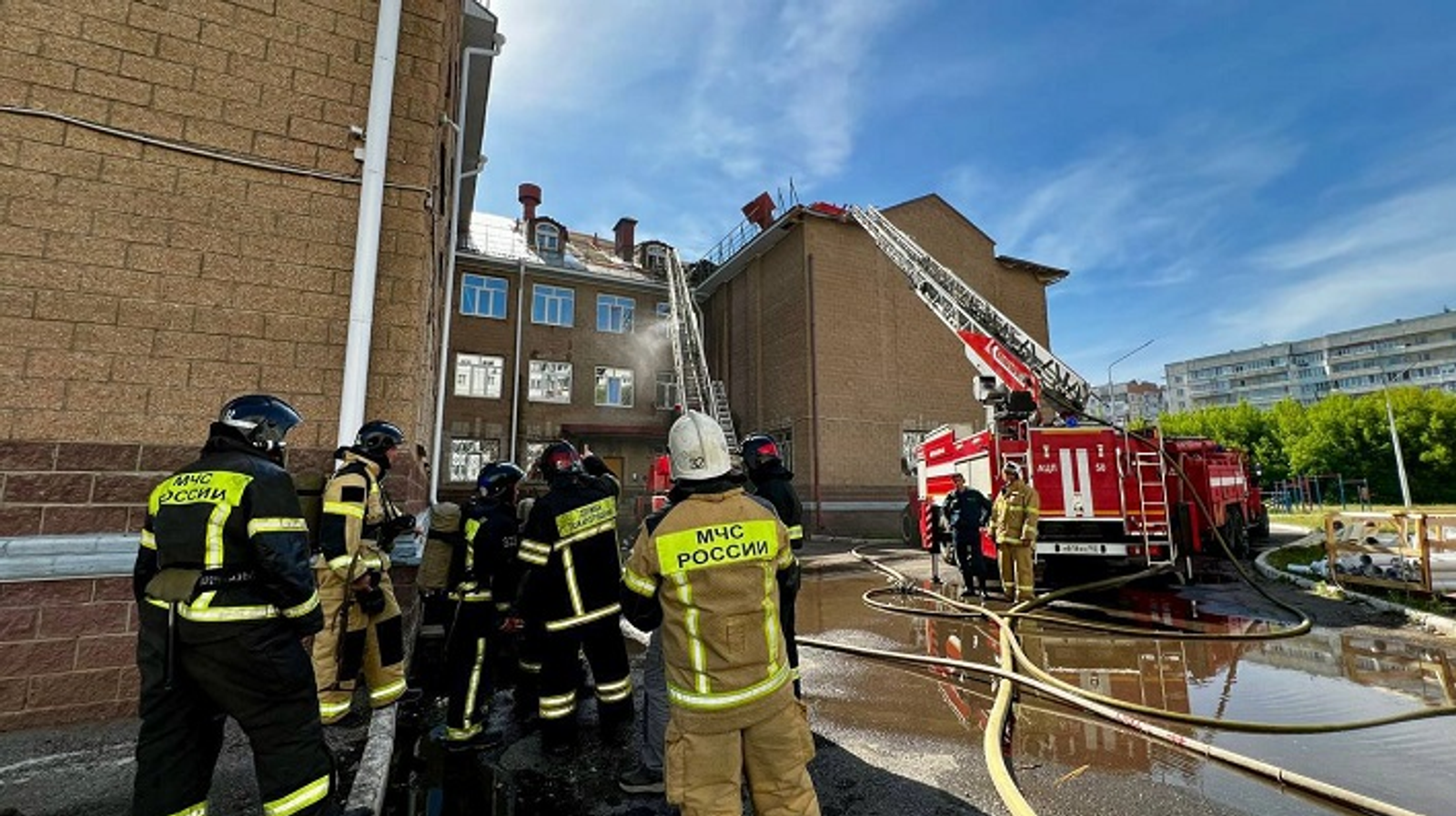 В Уфе при проведении ремонтных работ загорелась крыша школы