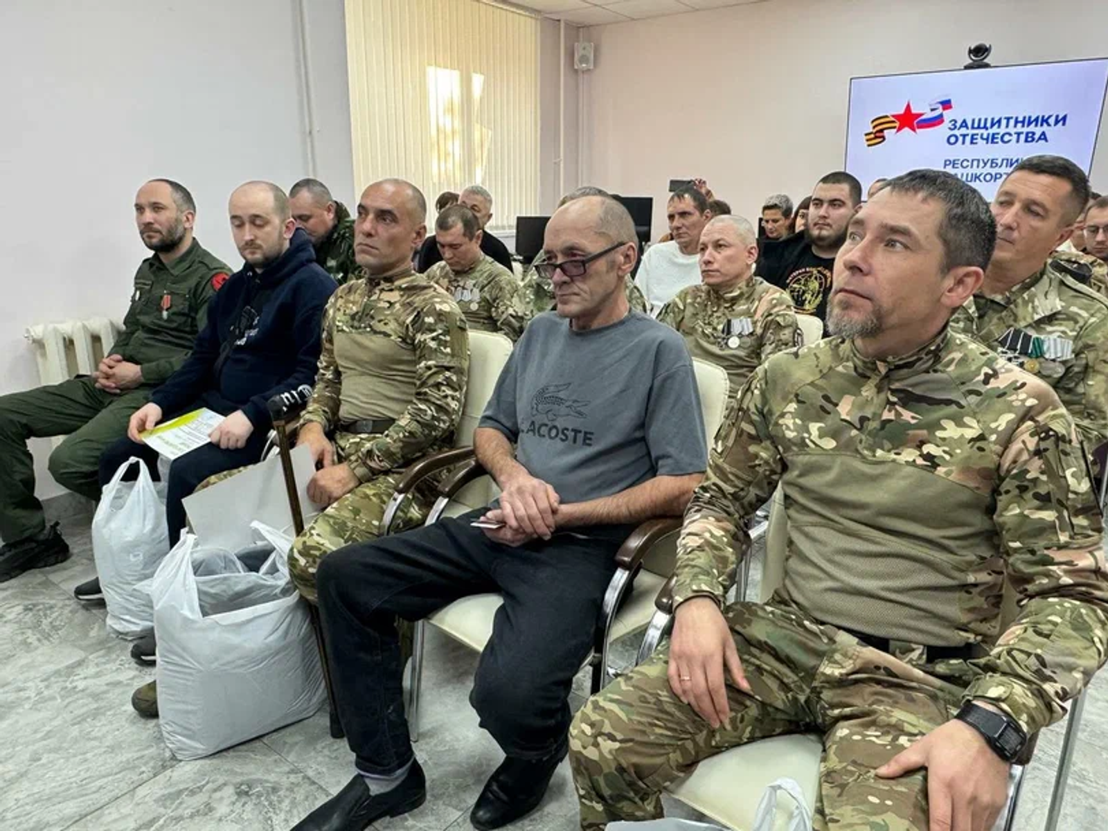 В Уфе ветеранам СВО вручили адаптивную одежду и оборудование для следж-хоккея